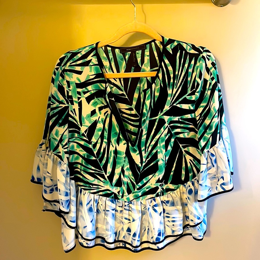 Printed BCBG top — perfect for resort vacations. Size S.